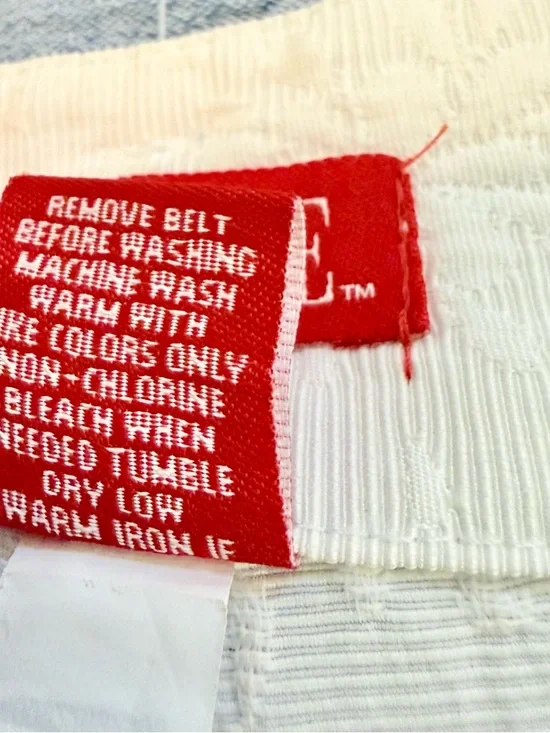 Elegant High-Rise Cream Floral Textured Women's Shorts - Picture 8 of 8